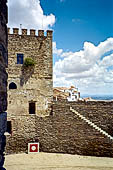 Monsaraz - il mastio del castello chiamato Torre das Feiticeiras.
